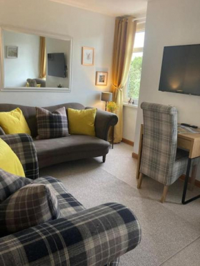 Bright modern 2 bedroom apartment Free parking and WI-FI